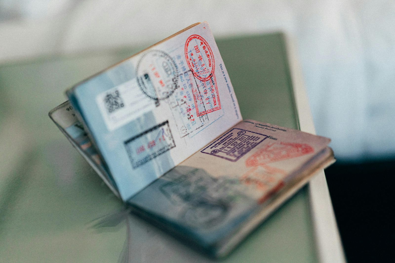Geöffneter Reisepass mit Stempeln als Symbol für Visum und Immigration Service