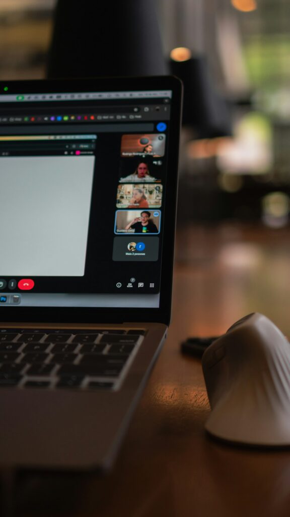 Laptop mit Videokonferenz mehrerer Teilnehmender – Alltag der digitalen Zusammenarbeit