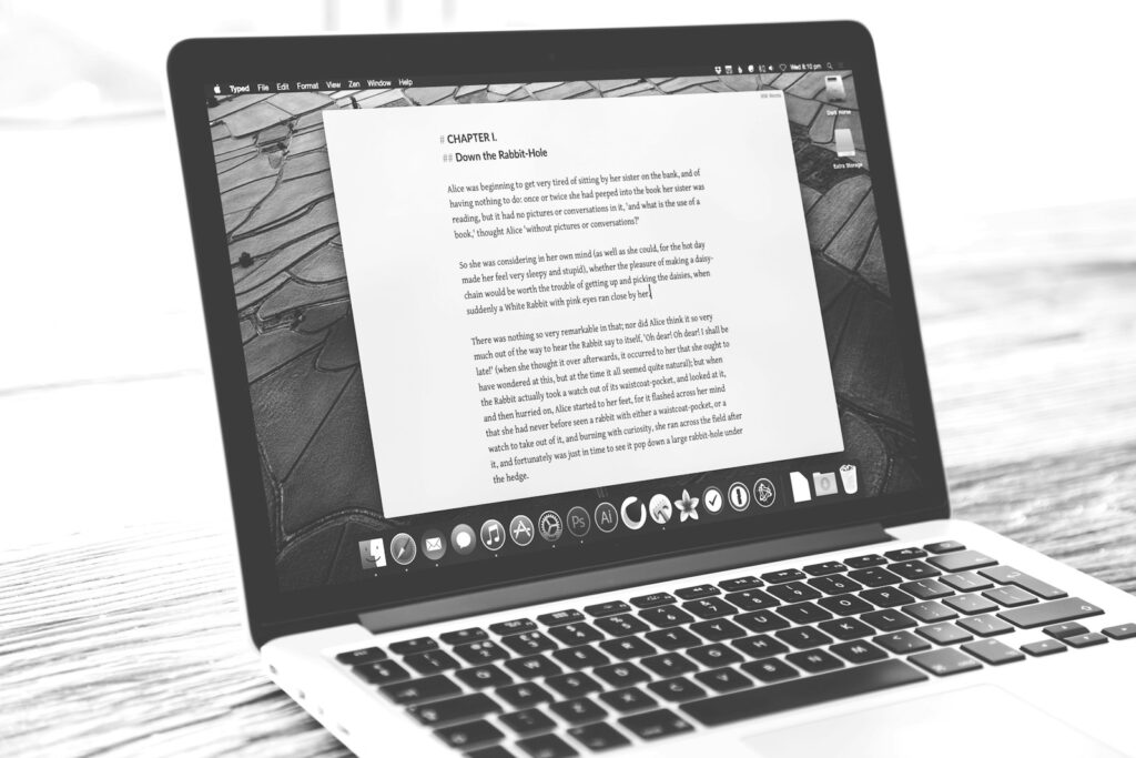 Laptop zeigt ein geöffnetes Dokument als Beispiel für digitale Dokumentenbearbeitung im Büro
