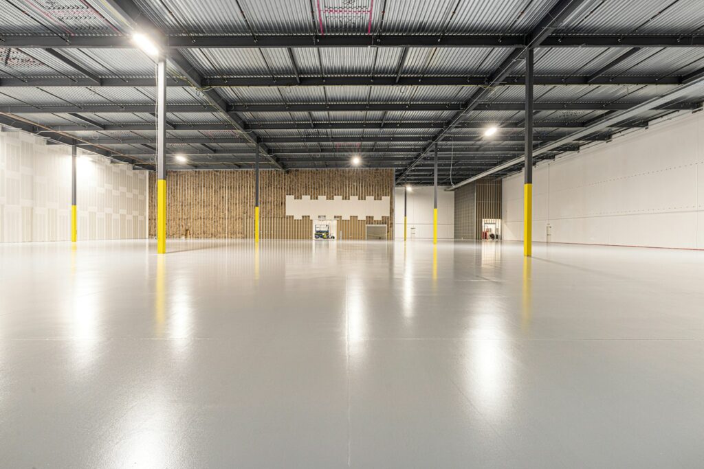 Geräumige leere Halle mit Betonboden als möglicher Standort für die erste eigene Produktion