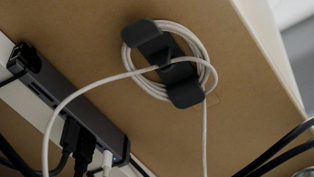 Ordentlich verlegtes Kabel unter einem Schreibtisch für mehr Arbeitssicherheit im Büro