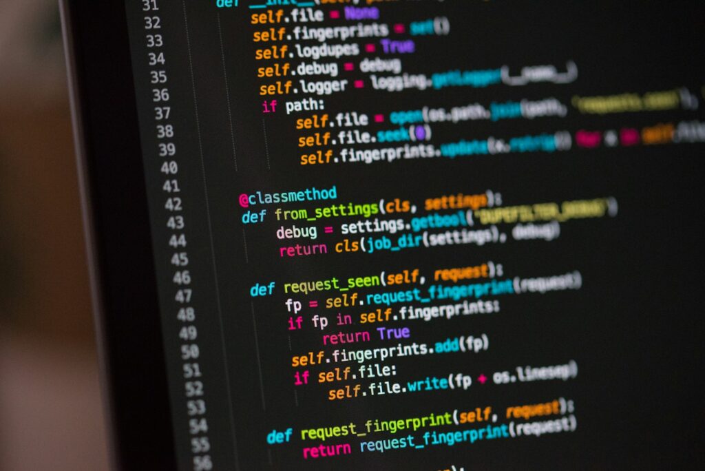 Computerbildschirm mit Programmcode als Grundlage offener Protokolle