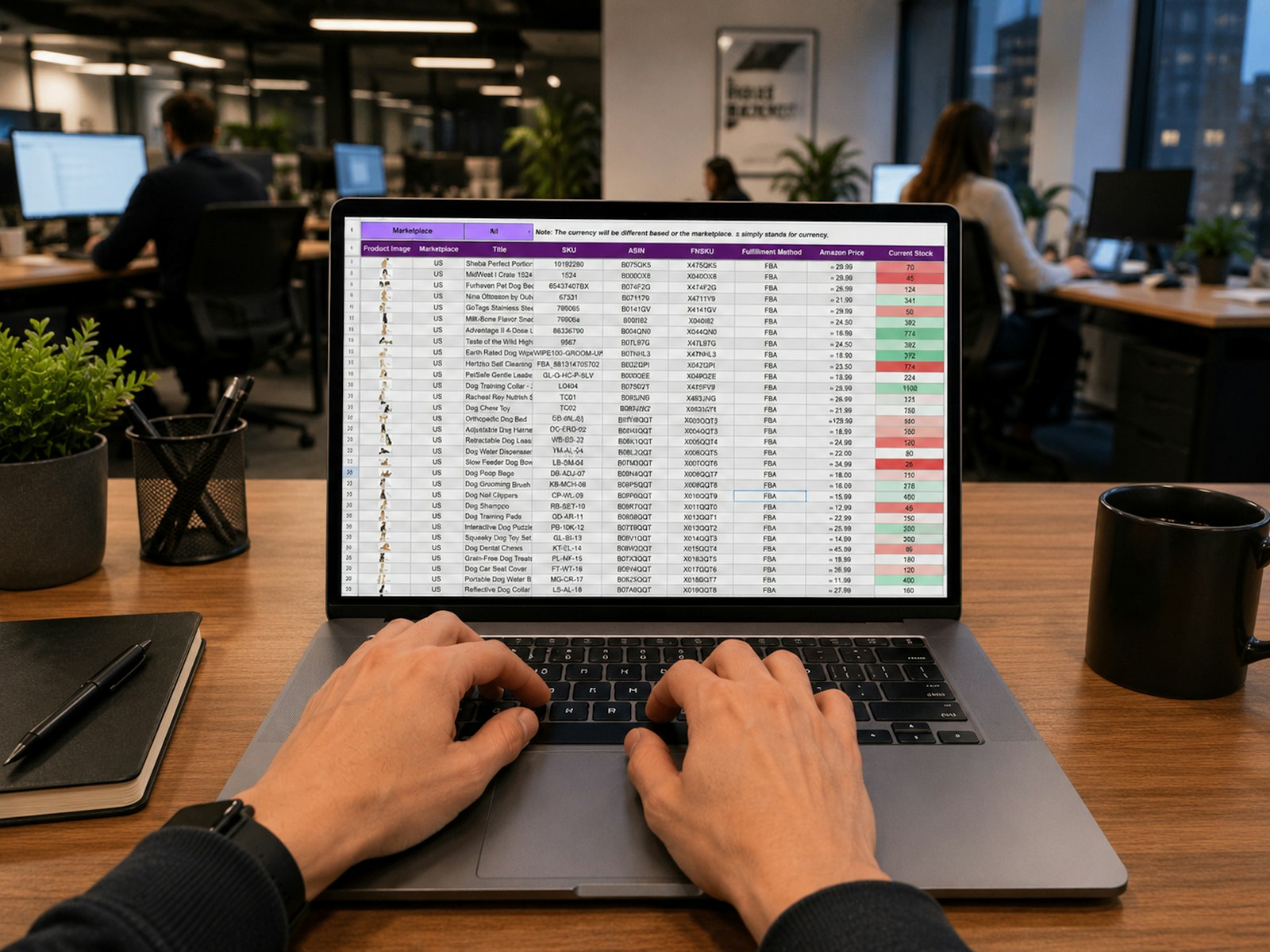 Hände tippen auf einem Laptop mit einer Tabelle zur Arbeitszeit im Startup