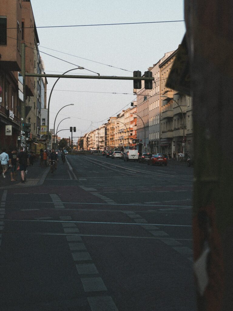 Dichter Verkehr auf einer Stadtstraße zwischen hohen Gebäuden – das Umfeld, in dem Berliner Startups Mobilität neu denken