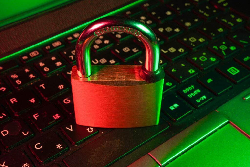 Rotes Vorhängeschloss auf einer Computertastatur als Symbol für IT-Sicherheit