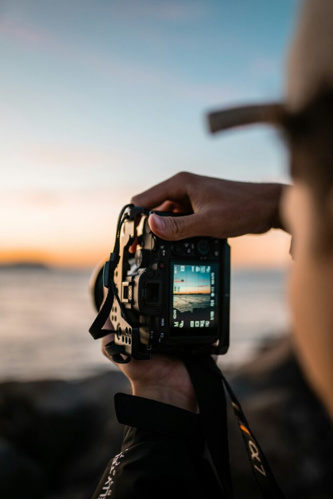 Person fotografiert mit einer Spiegelreflexkamera als Grundlage für die spätere Bearbeitung