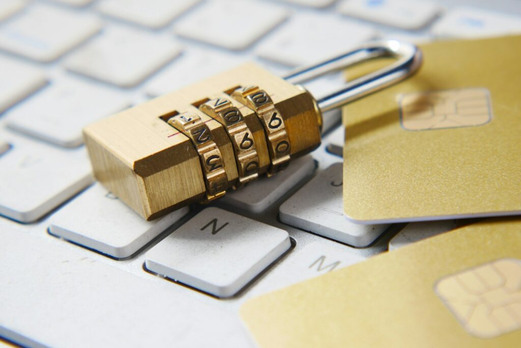 Goldenes Vorhängeschloss auf einer Laptop-Tastatur als Symbol für Datenschutz im Startup