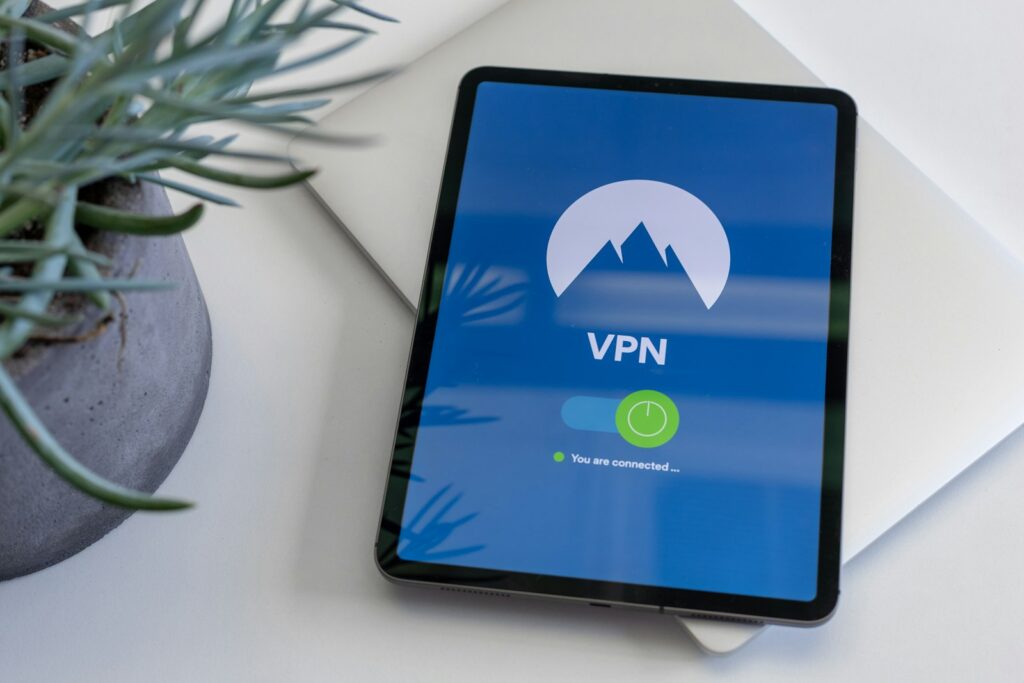 Tablet mit aktiver VPN-Verbindung auf dem Bildschirm als Schutz für mobiles Arbeiten