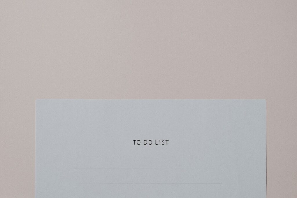 Handgeschriebene To-do-Liste auf Papier als Werkzeug für mehr Produktivität