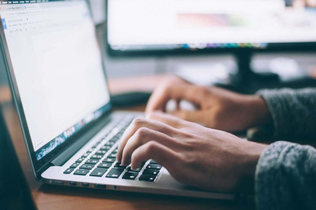 Digitale Assets für Solopreneure — Laptop, Kaffee und Kein Banktermin