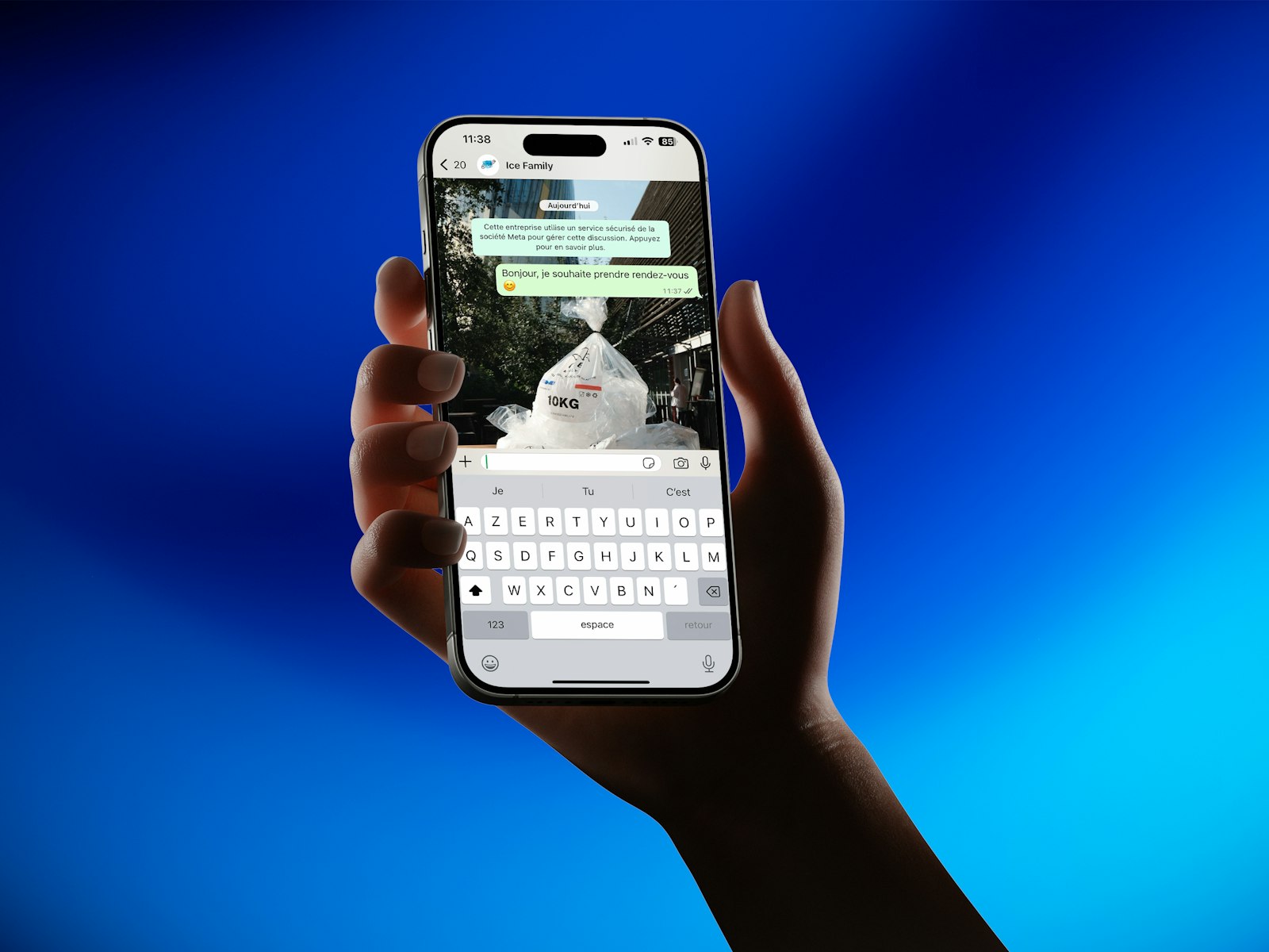 Hand hält ein Smartphone mit geöffneter Messaging-App, über die ein Chatbot antwortet