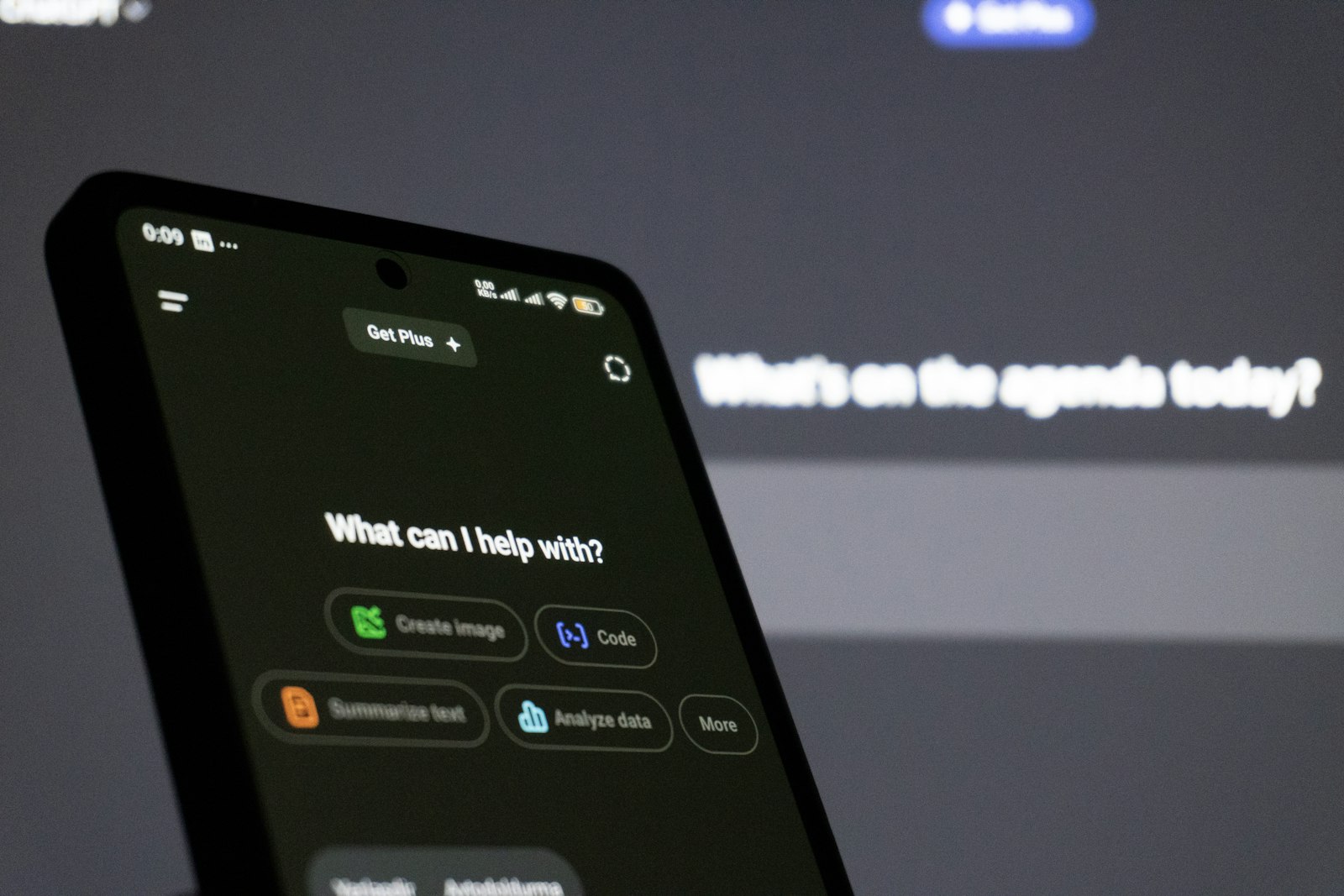 Smartphone zeigt die Oberfläche eines KI-Assistenten, Symbolbild für KI-Tools im Startup