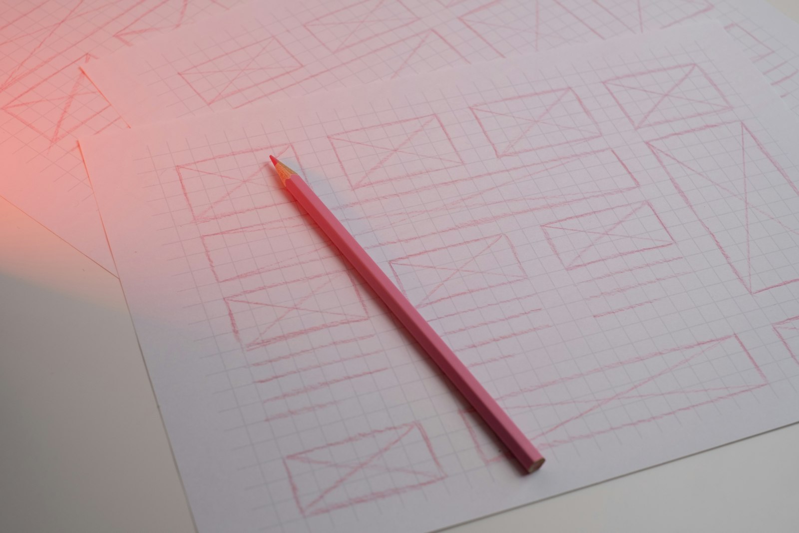 Handgezeichnete Wireframe-Skizzen als Grundlage für ein Online-Shop-Design