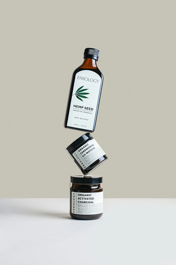 Produktfoto mit Flasche und zwei Gläsern vor neutralem grauem Hintergrund