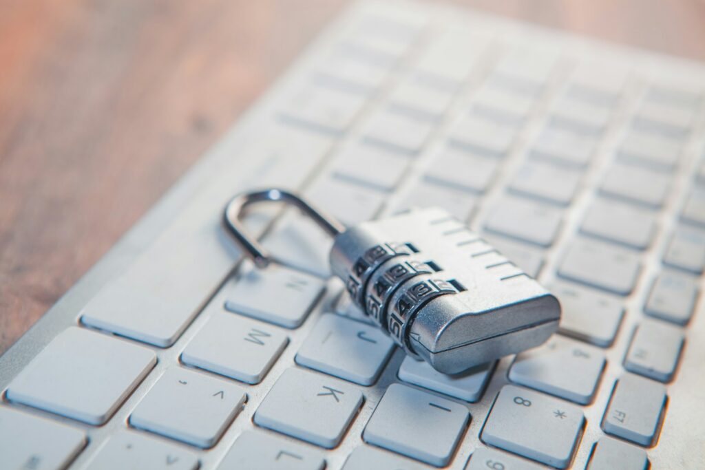 Zahlenschloss auf einer Computertastatur als Symbol für IT-Sicherheit