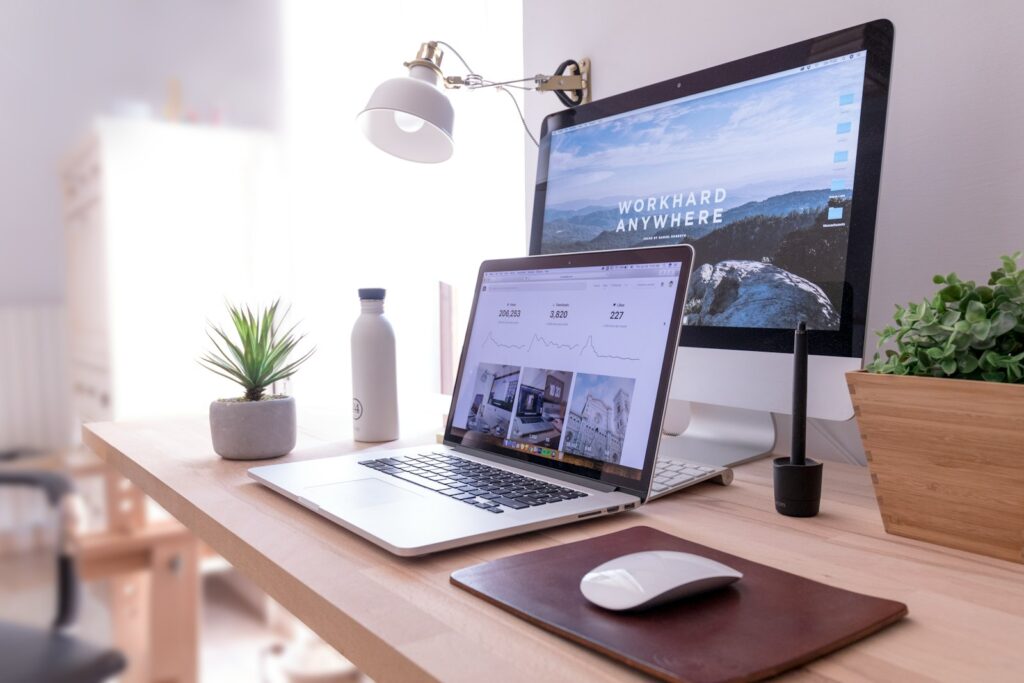 Arbeitsplatz mit Laptop und Monitor für den Website-Launch eines Startups