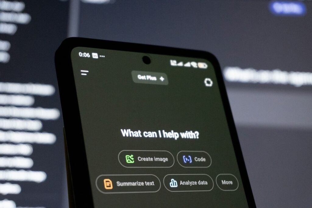 Smartphone mit KI-Chatbot-Oberfläche als Symbol für die neue Suche und OffPage SEO