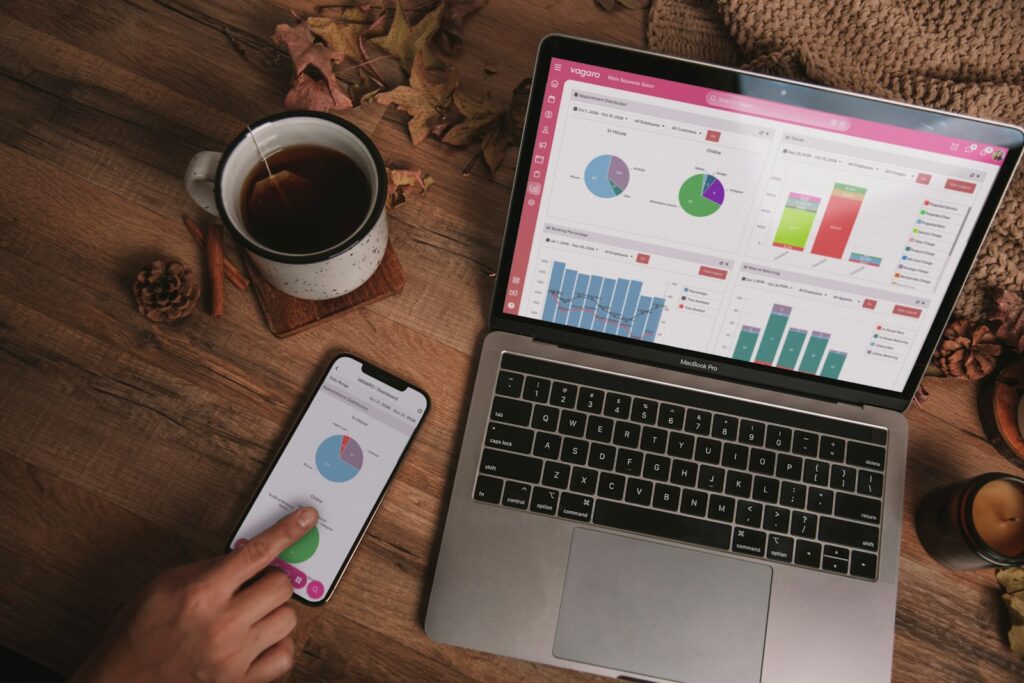 Laptop und Smartphone mit Analyse-Dashboards für Kennzahlen in der Hotellerie
