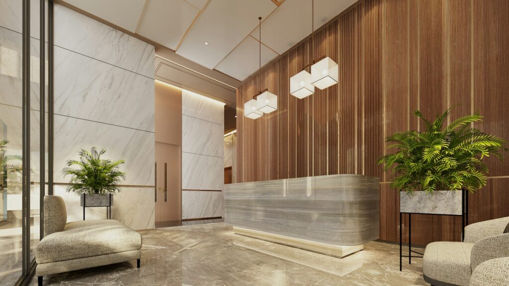 Moderne Hotellobby mit Rezeption aus Marmor als Sinnbild für die digitalisierte Hotellerie