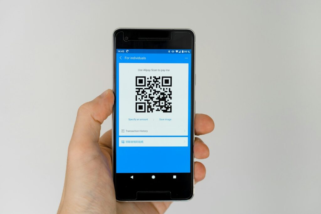 Smartphone zeigt einen QR-Code, der Offline-Werbung für Startups messbar macht