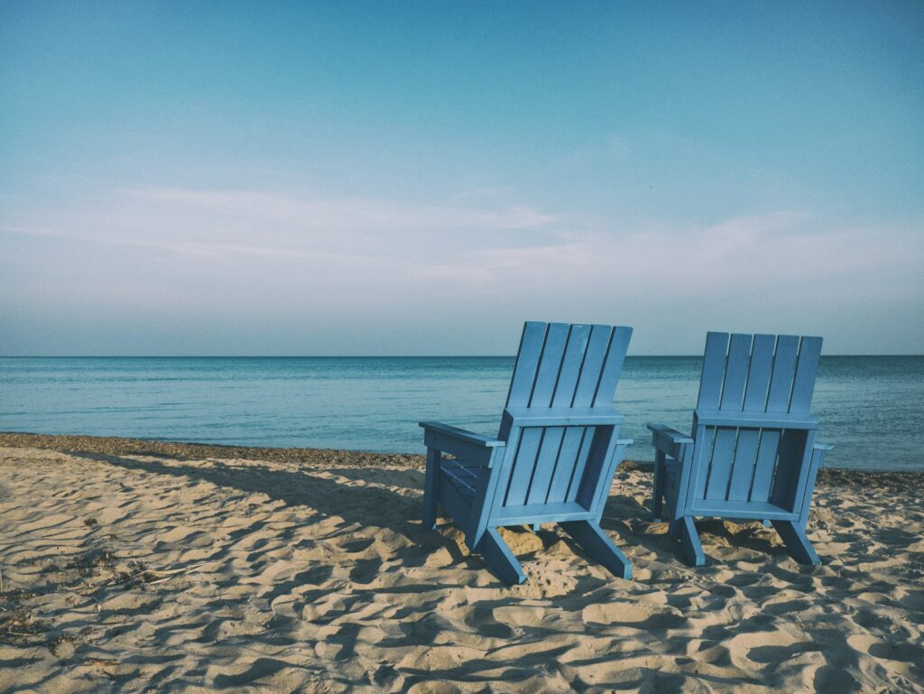 Altersvorsorge für Selbstständige: zwei Liegestühle am Strand als Sinnbild für den Ruhestand