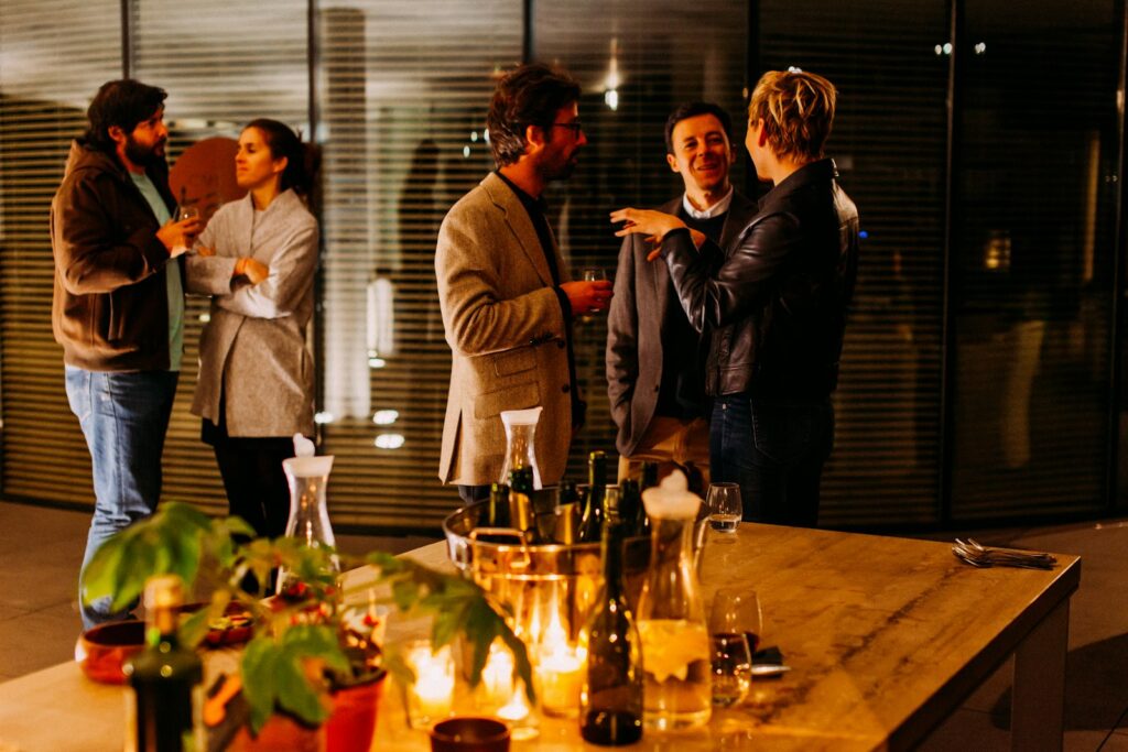 Investoren finden: Gründer und Investoren im Gespräch auf einem Networking-Event