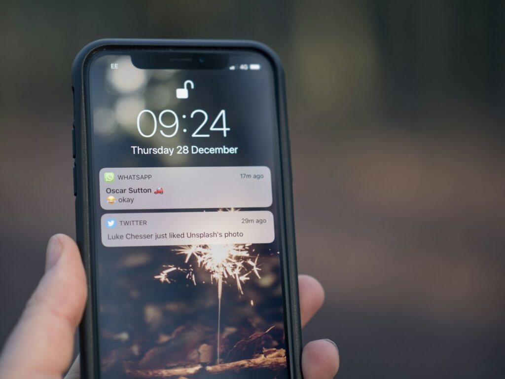 Person hält ein Smartphone und verfolgt Kommentare in sozialen Netzwerken