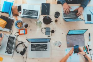 Startup Ideen: Gründerteam arbeitet gemeinsam an Laptops