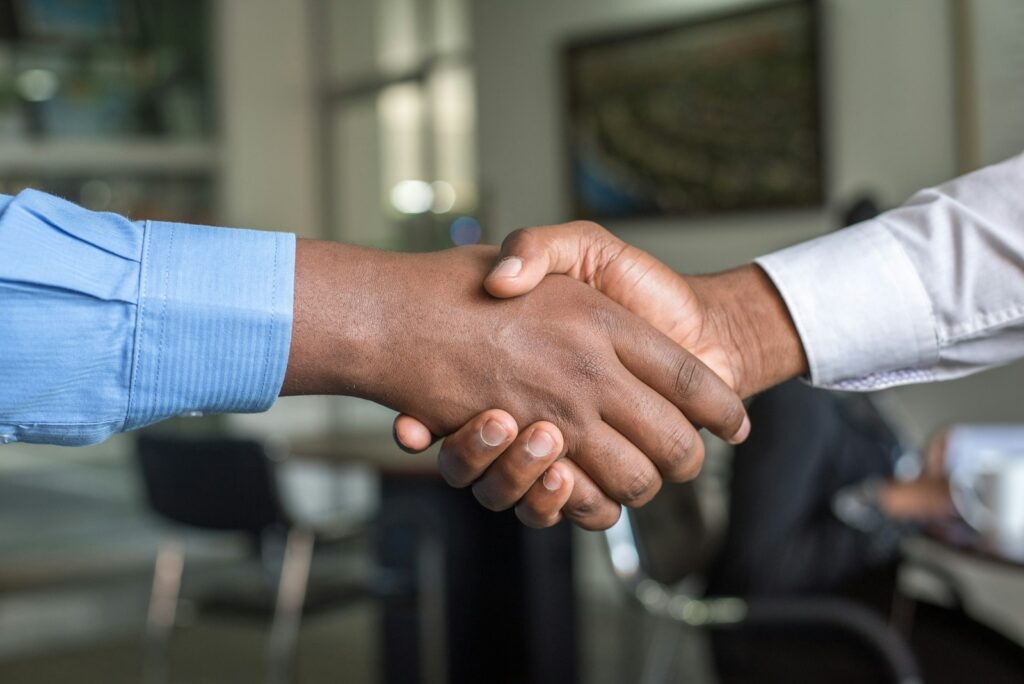Unternehmen gründen: Gründer besiegeln den Gesellschaftsvertrag per Handschlag